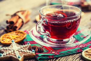 Weihnachten heiß Wein oder Tee trinken mit Orange Mandarin Star Anis Zimt und Lebkuchen foto