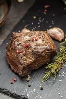 saftig Rindfleisch Steak mit Gewürze und Kräuter auf Schneiden Tafel foto