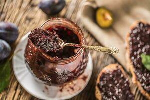 Frühstück von hausgemacht Pflaume Marmelade Brot und reif Pflaumen. foto