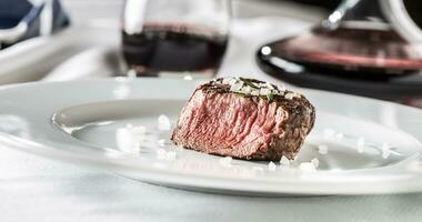 Rindfleisch Filet Steak auf Weiß Teller und rot Wein im Kneipe oder Restaurant foto