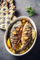 geröstet Mittelmeer Fisch Brachsen mit Kartoffeln Rosmarin und Zitrone foto
