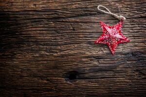 Weihnachten. Weihnachten Star auf rustikal hölzern Tisch. foto