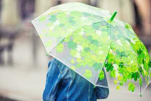 Porträt von schön jung jugendlich Mädchen mit Regenschirm unter Regen foto