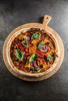 Pizza diavolo traditionell Italienisch Mahlzeit von würzig Salami Peperoni Chili Zwiebel Oliven und Basilikum foto