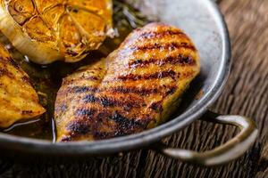 Grill Hähnchen Brust. geröstet und Grill Hähnchen Brust mit Grüner Salat Salat Tomaten und Pilze foto