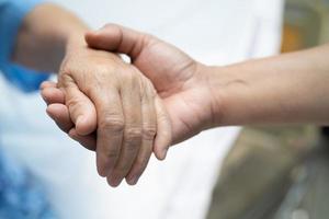 Händchen haltend asiatische Seniorin oder ältere alte Dame Patientin mit Liebe, Sorgfalt, Ermutigung und Empathie auf der Krankenstation, gesundes, starkes medizinisches Konzept foto