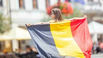 attraktiv glücklich jung Mädchen mit das Belgier Flagge foto