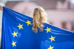 attraktiv glücklich jung Mädchen mit das Flagge von das europäisch Union foto