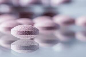 Tabletten Tablets Kapsel oder Medikament frei gelegt auf Glas Hintergrund. foto