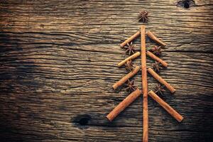 Weihnachten Baum von Zimt Star Anis und Walnüsse auf rustikal hölzern Tabelle foto