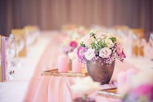 Hochzeit Tabelle Einstellung. schön Tabelle einstellen mit Blumen und Glas Tassen zum etwas festlich Fall, Party oder Hochzeit Rezeption foto