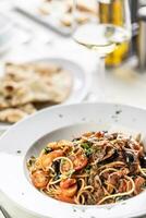 alle Amatriciana würzig Spaghetti mit Oliven, Pecorino Käse und Tomaten foto