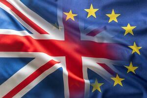 EU und Vereinigtes Königreich Flagge weht im das Wind foto