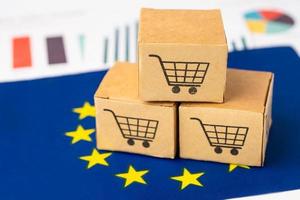 Box mit Warenkorb-Logo und EU-Flagge, Import-Export-Shopping online oder E-Commerce-Finanzierungslieferservice Shop-Produktversand, Handel, Lieferantenkonzept. foto