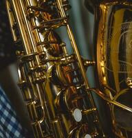 Gold Alt Saxophon auf ein Grün Hintergrund foto