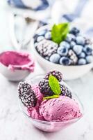 Blaubeere und Brombeere Eis Sahne im Schüssel mit gefroren Früchte foto