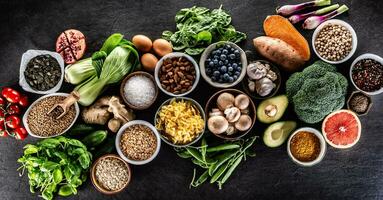 Wahl von frisch Essen und gesund Essen. Gemüse, Früchte, Hülsenfrüchte und Getreide auf ein Beton Tisch. foto