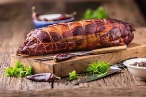 Schweinefleisch Fleisch.Schweinefleisch hacken geräuchert. traditionell geräuchert Fleisch auf Eiche hölzern Tabelle im andere Positionen foto