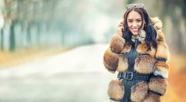 Herbst Porträt von attraktiv jung Frau im warm Kleidung von Polar- Fuchs foto
