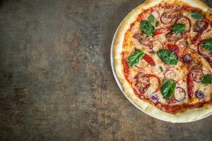 oben von wiev Italienisch Pizza auf Tabelle im Pizzeria foto