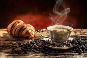 Kaffee. Tasse von Kaffee Croissants und Kaffee Bohnen. Jahrgang Tasse und alt Eiche Tabelle foto
