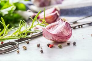 Knoblauch Nelken und Glühbirnen mit Rosmarin Salz- und Pfeffer. foto