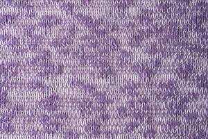 hell lila Weiß melange Strickwaren wolle Stoff Textur Hintergrund. abstrakt Textil- Hintergrund foto