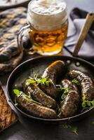 geröstet Würste im schwenken mit Brot Kräuter und Entwurf Bier. foto