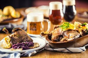 geröstet Weihnachten Ente rot Kohl Knödel Leber Entwurf Bier und gebacken Gebäck. foto