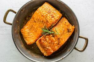 Lachs braten Steak. Lachs Steak im braten schwenken auf Weiß Beton Hintergrund foto