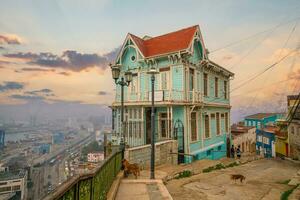 bunt Gebäude von das UNESCO Welt Erbe Stadt von Valparaiso im Chile foto