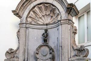 manneken Pis wenig Mann pinkeln oder le klein Julien, ein sehr berühmt Bronze- Skulptur Wahrzeichen im Brüssel foto