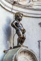 manneken Pis wenig Mann pinkeln oder le klein Julien, ein sehr berühmt Bronze- Skulptur Wahrzeichen im Brüssel foto