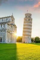 das gelehnt Turm im Pisa, Italien Sonnenaufgang foto