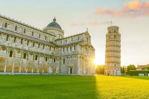 das gelehnt Turm im Pisa, Italien Sonnenaufgang foto