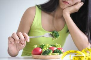 schlank Körper asiatisch Frauen sehr gelangweilt Diät Essen, Diät weiblich wählen niedrig Kalorien Essen zum Diät. gut gesund Lebensmittel. Gewicht verlieren, Gleichgewicht, Kontrolle, reduzieren fett, Routinen, Übung, Körper gestalten foto