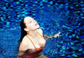 schön Frau auf das Schwimmen Schwimmbad foto