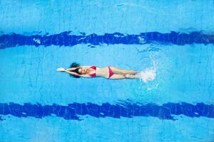 jung Frau auf das Schwimmbad foto