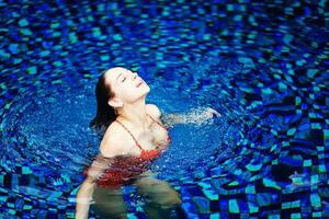 schön Frau auf das Schwimmen Schwimmbad foto