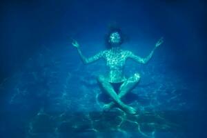 jung Frau auf das Schwimmbad foto