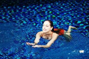 schön Frau auf das Schwimmen Schwimmbad foto