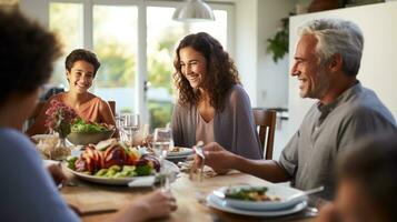 glücklich mehrere Generationen Familie haben Spaß während ein Mittagessen foto