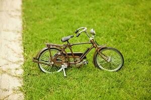 ein Spielzeug Fahrrad ist Sitzung im das Gras foto