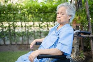 asiatischer Senior oder ältere alte Dame Patientin im Rollstuhl im Park, gesundes, starkes medizinisches Konzept. foto