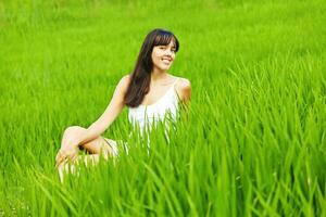 Frau im ein Grün Feld foto