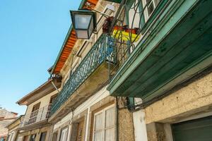 schön Straßen und die Architektur im das alt Stadt, Dorf von Guimaraes, Portugal. foto