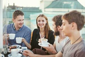 Menschen genießen Kaffee zusammen mit freunde Fokus auf Frau Augen foto