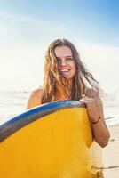 Surfer Mädchen beim das Strand foto