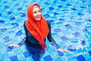 jung Muslim Frau auf das Schwimmbad foto