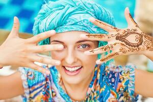 Frau mit Henna tätowieren auf ihr Hand foto